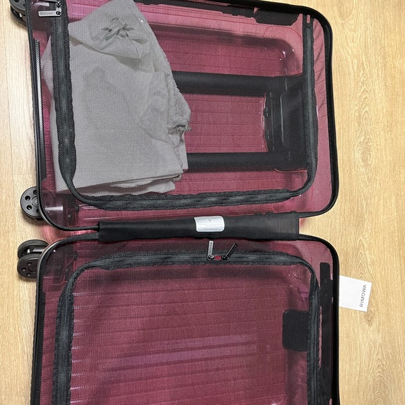 Rimowa essential cabin both green and pink avail - Picture 8 of 8